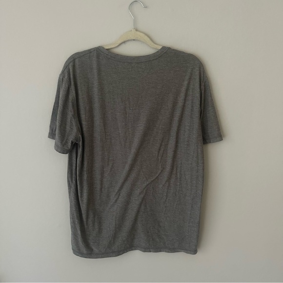 Vuori Strato Tech Tee Athletic Lounge Sporty Casual in grey Large - Picture 9 of 9